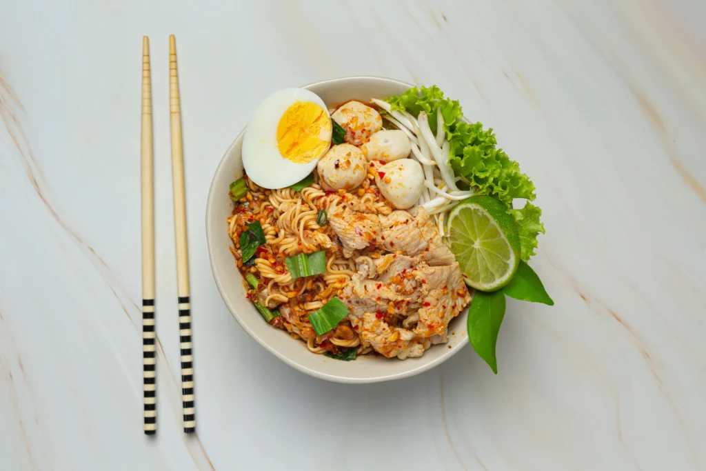 nourriture-thai-nouilles-bouillir-epice-avec-du-porc-et-faire-bouillir-l-oeuf