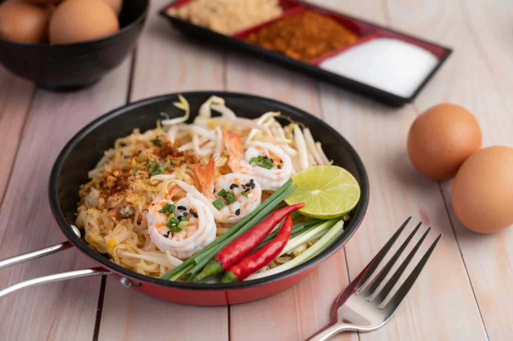 pad-thai-crevettes-fraiches-dans-une-casserole